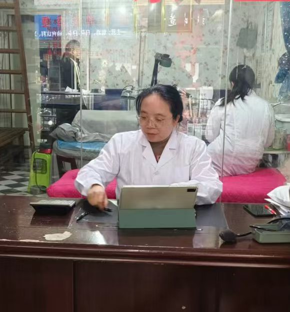 著名营养师、中药执业药师  左洪莲